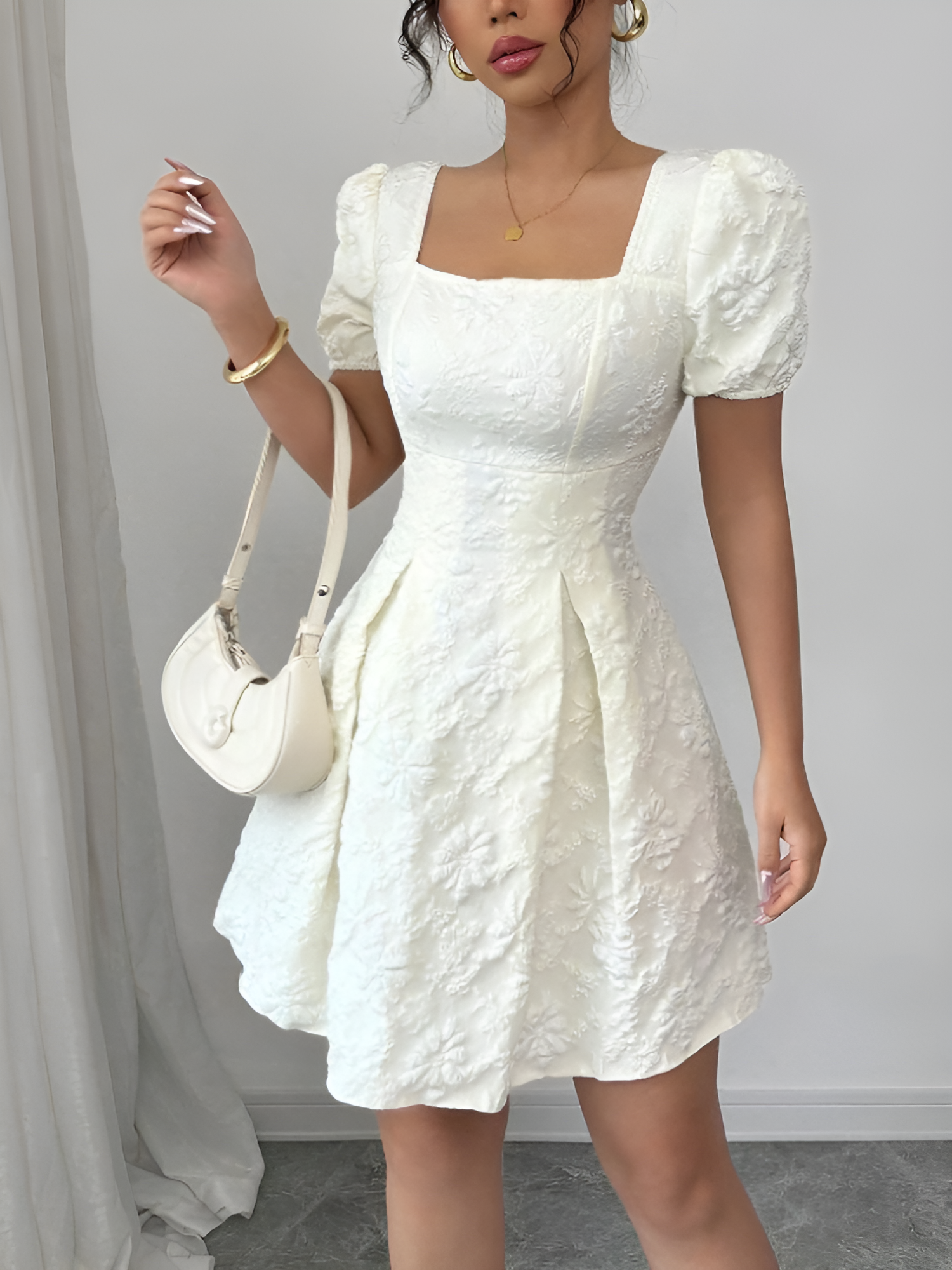 Robe à manches bouffantes et col carré à imprimé floral texturé